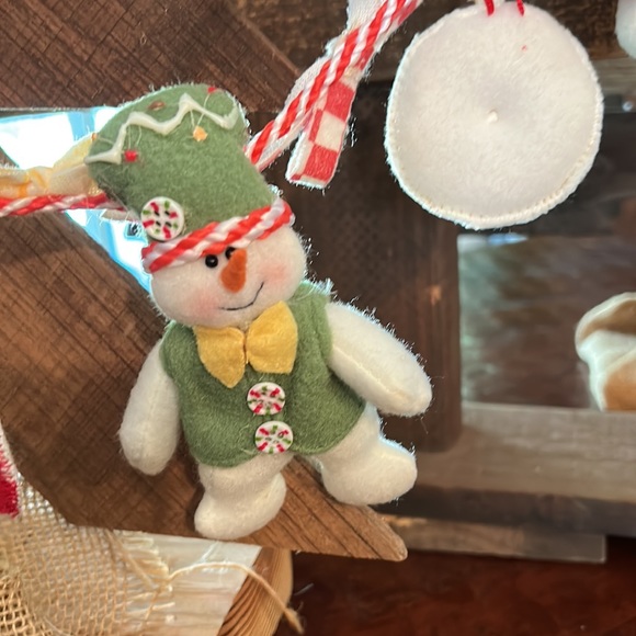 6 PCs 46” Adorable Felt Snow People Christmas Candy Garland with Bows Garland - Picture 4 of 8